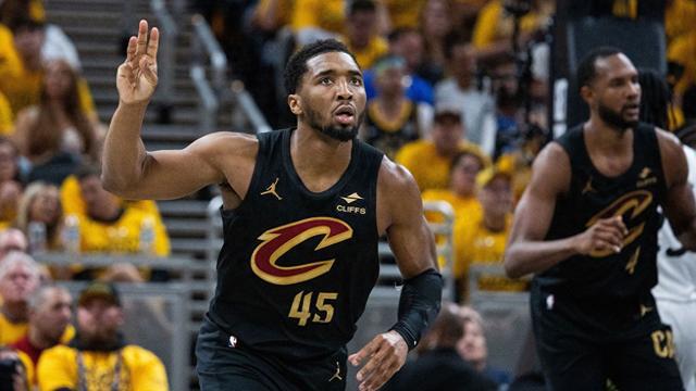 米切尔关键时刻爆发，领导球队逆转战胜